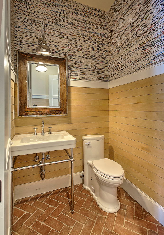 На фото: туалет среднего размера в стиле кантри с красной плиткой, синими стенами и кирпичным полом с