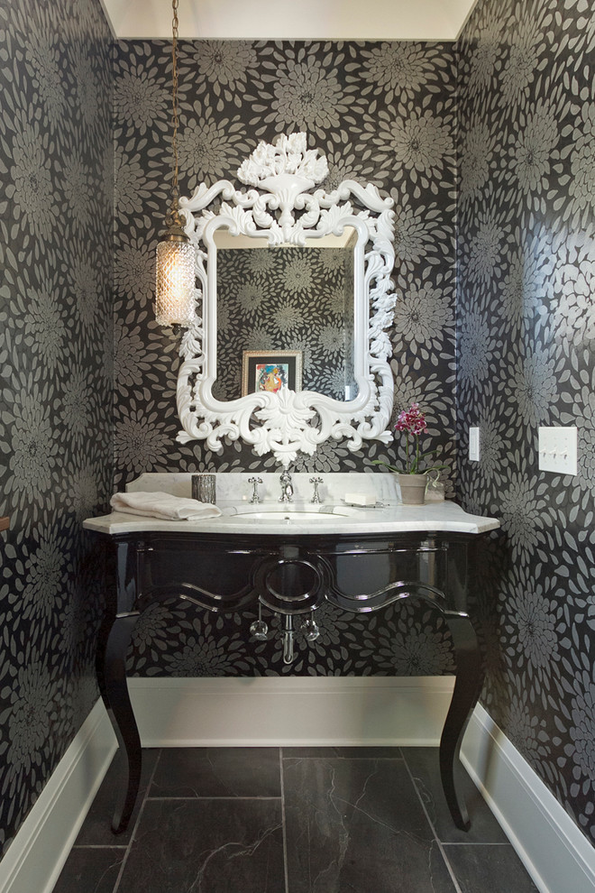 Idee per un bagno di servizio chic con consolle stile comò, pareti multicolore, pavimento in ardesia e top bianco