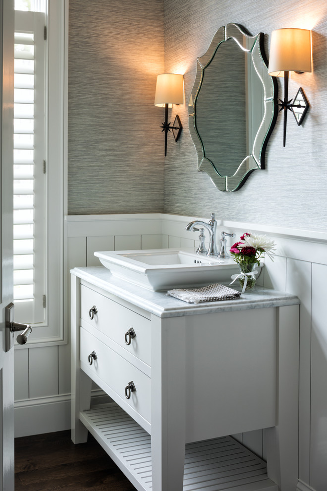 Réalisation d'un WC et toilettes marin avec un placard en trompe-l'oeil, des portes de placard blanches, un mur gris, parquet foncé, une vasque, un sol marron et un plan de toilette blanc.