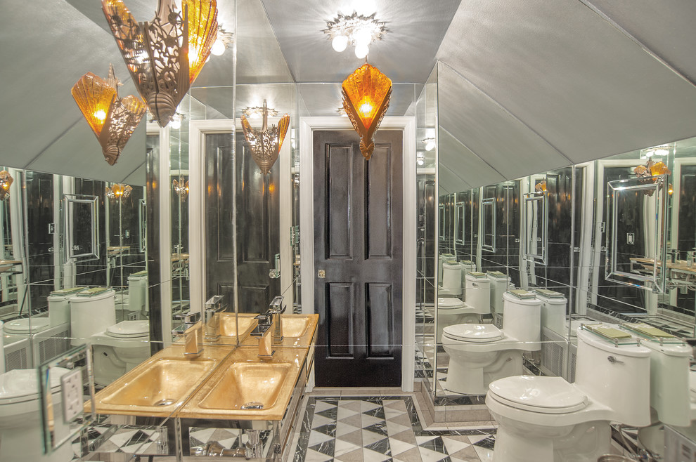 Esempio di un piccolo bagno di servizio classico con WC monopezzo, piastrelle beige, piastrelle a specchio, pavimento in marmo, lavabo a consolle, top in vetro e pavimento multicolore