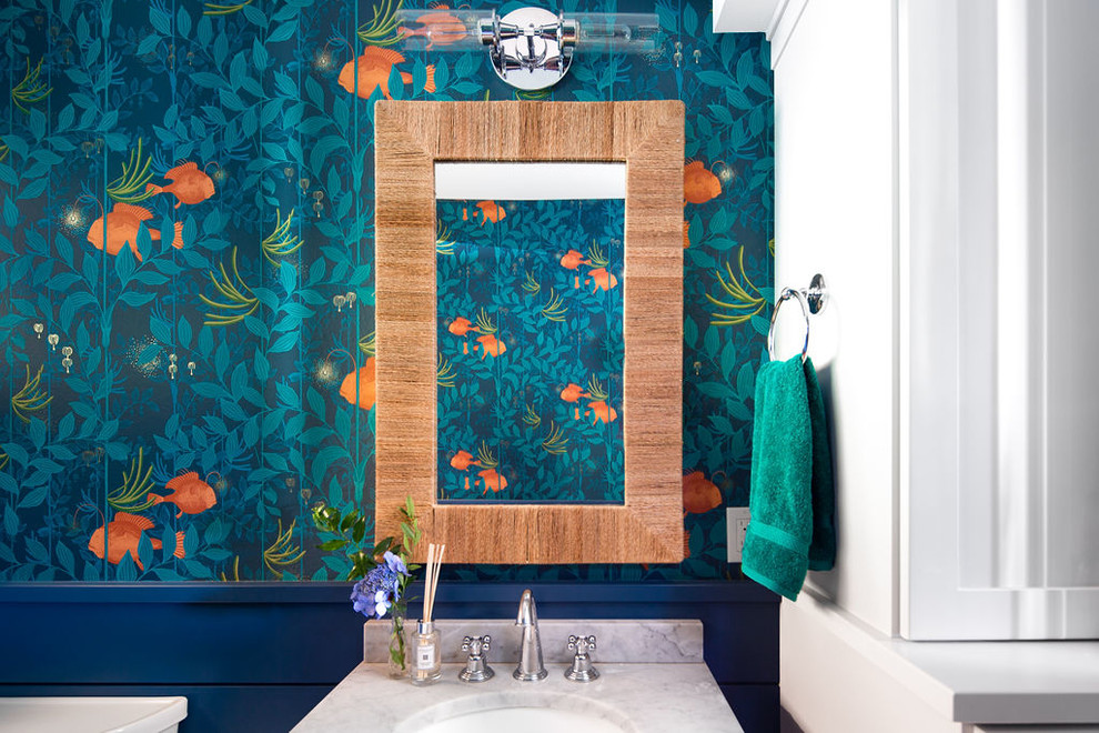 На фото: туалет среднего размера в морском стиле с разноцветными стенами, паркетным полом среднего тона, консольной раковиной, мраморной столешницей, коричневым полом и белой столешницей