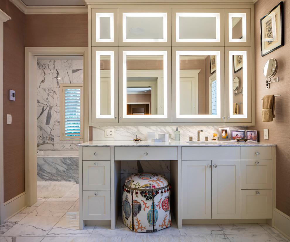 На фото: маленькая ванная комната в стиле неоклассика (современная классика) с фасадами в стиле шейкер, белыми фасадами, белой плиткой, каменной плиткой, бежевыми стенами, мраморным полом, подвесной раковиной и мраморной столешницей для на участке и в саду