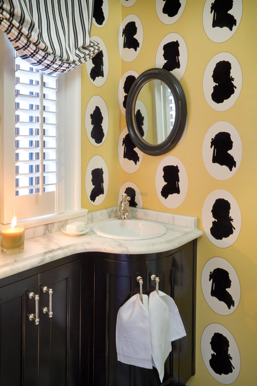 Esempio di un piccolo bagno di servizio boho chic con consolle stile comò, ante in legno bruno, pareti multicolore, lavabo da incasso e top in marmo