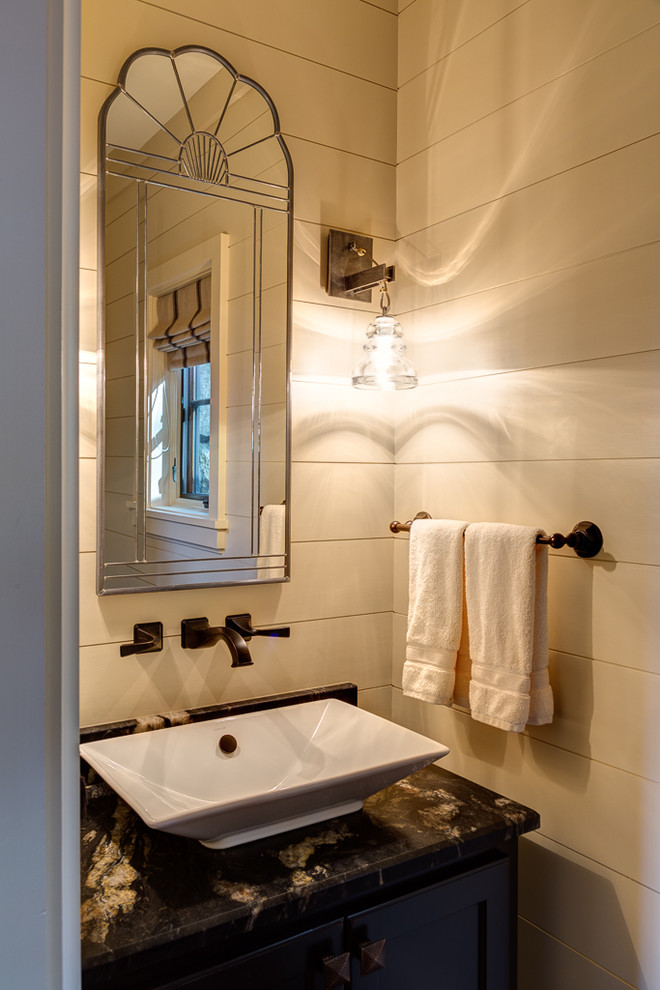 他の地域にあるお手頃価格の小さなラスティックスタイルのおしゃれなトイレ・洗面所 (白い壁、ベッセル式洗面器、大理石の洗面台) の写真