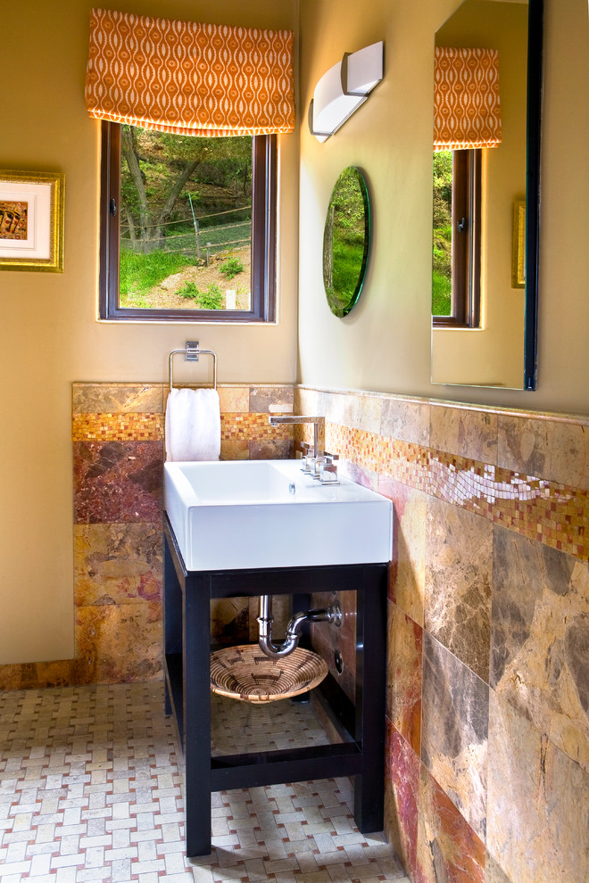 Свежая идея для дизайна: туалет среднего размера в классическом стиле с раковиной с несколькими смесителями - отличное фото интерьера