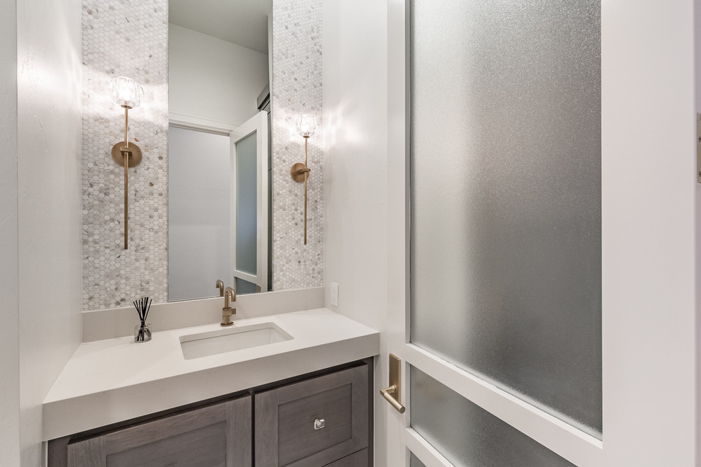 オクラホマシティにあるトランジショナルスタイルのおしゃれなトイレ・洗面所の写真
