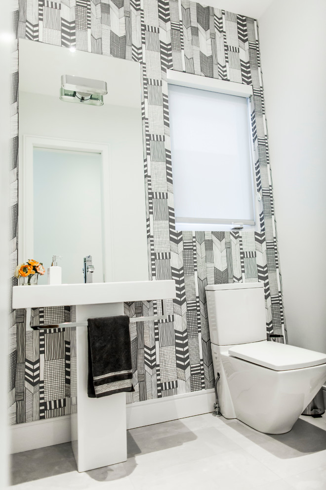 Kleine Moderne Gästetoilette mit Wandtoilette mit Spülkasten, Porzellanfliesen, weißer Wandfarbe, Porzellan-Bodenfliesen und Sockelwaschbecken in Toronto