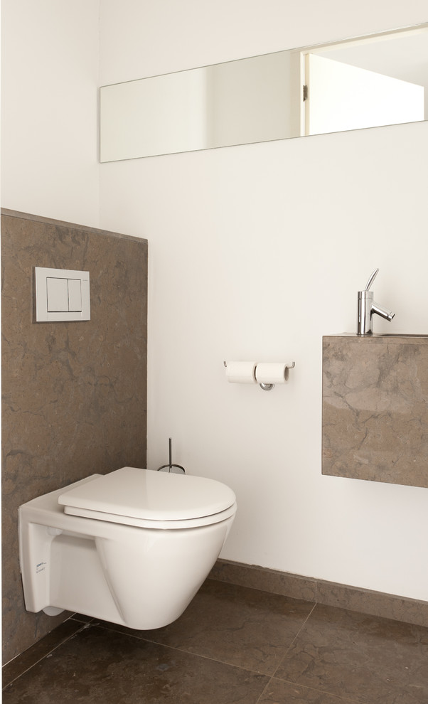 Inspiration pour un WC et toilettes minimaliste avec du carrelage en pierre calcaire.