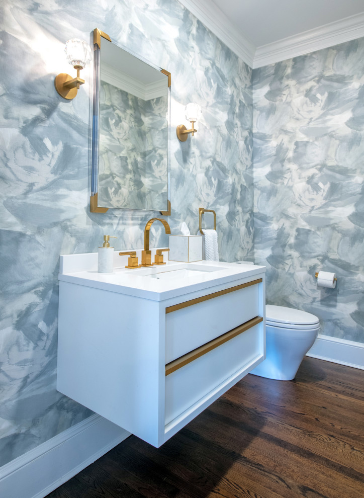 Exempel på ett mellanstort modernt vit vitt toalett, med släta luckor, vita skåp, en toalettstol med separat cisternkåpa, gröna väggar, mörkt trägolv, ett undermonterad handfat, bänkskiva i kvarts och brunt golv
