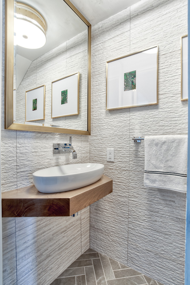 Inspiration för ett litet brun brunt toalett, med en toalettstol med hel cisternkåpa, beige kakel, keramikplattor, marmorgolv, ett fristående handfat, träbänkskiva och grått golv