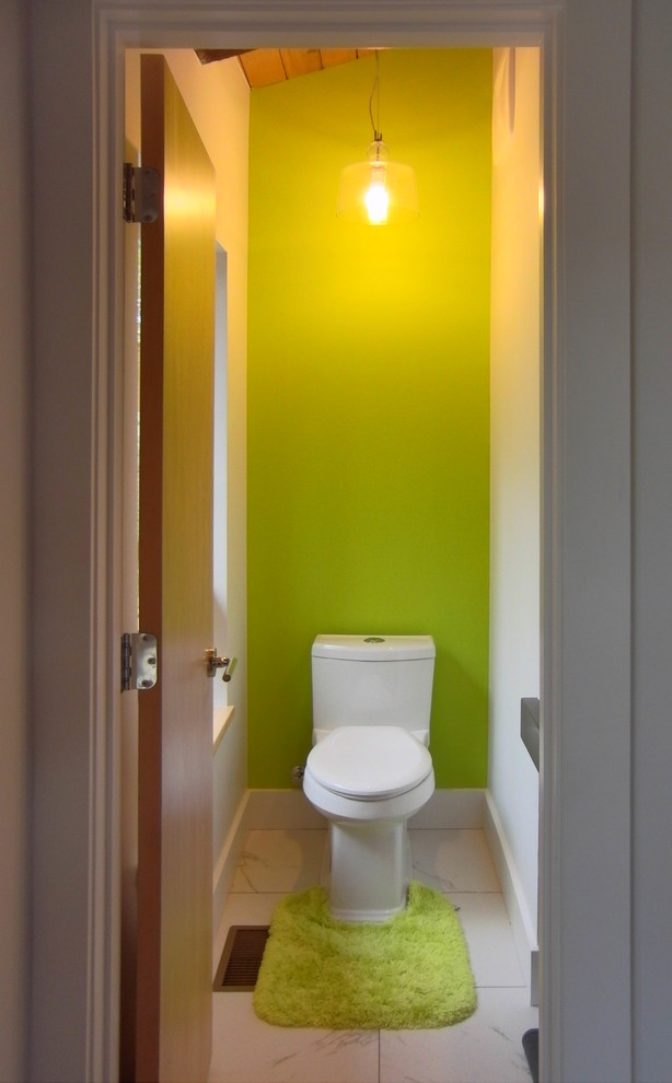 Ejemplo de aseo actual con sanitario de una pieza y paredes verdes