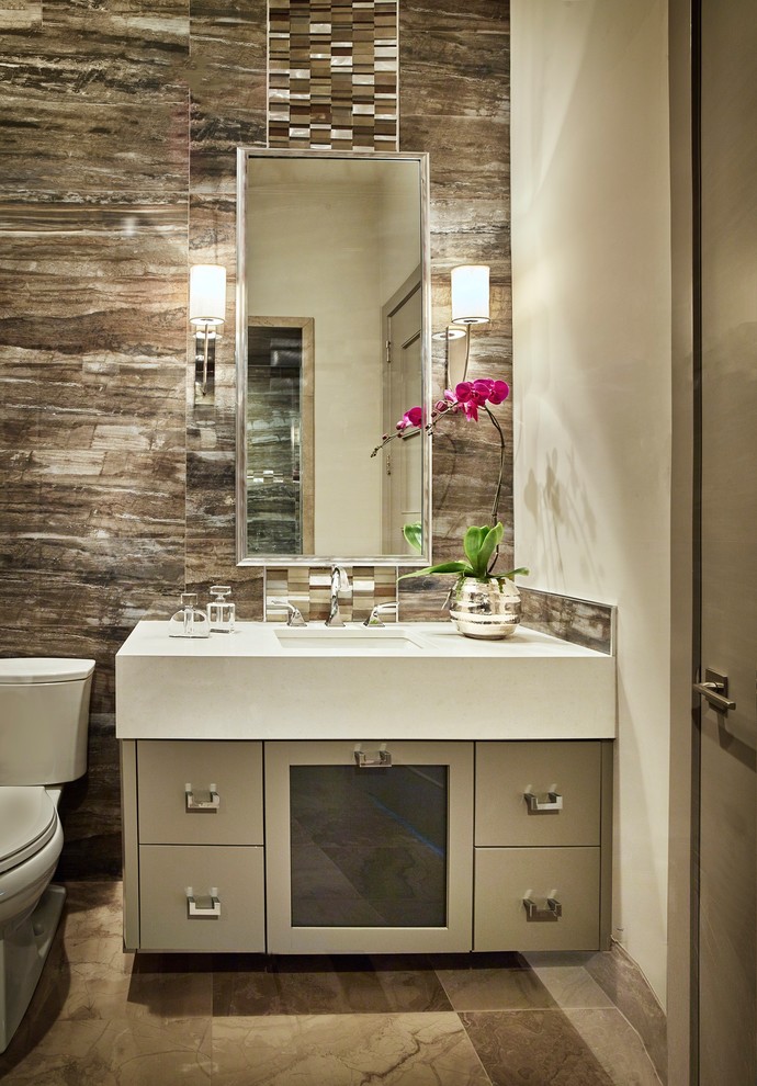 Moderne Gästetoilette mit grauen Schränken, Wandtoilette mit Spülkasten und Unterbauwaschbecken in Dallas
