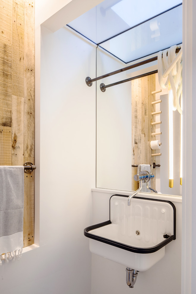 Свежая идея для дизайна: туалет в стиле лофт с белыми стенами и подвесной раковиной - отличное фото интерьера