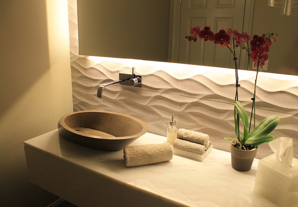 Kleine Moderne Gästetoilette mit grauen Fliesen, Porzellanfliesen, grauer Wandfarbe, Aufsatzwaschbecken und Marmor-Waschbecken/Waschtisch in Boston