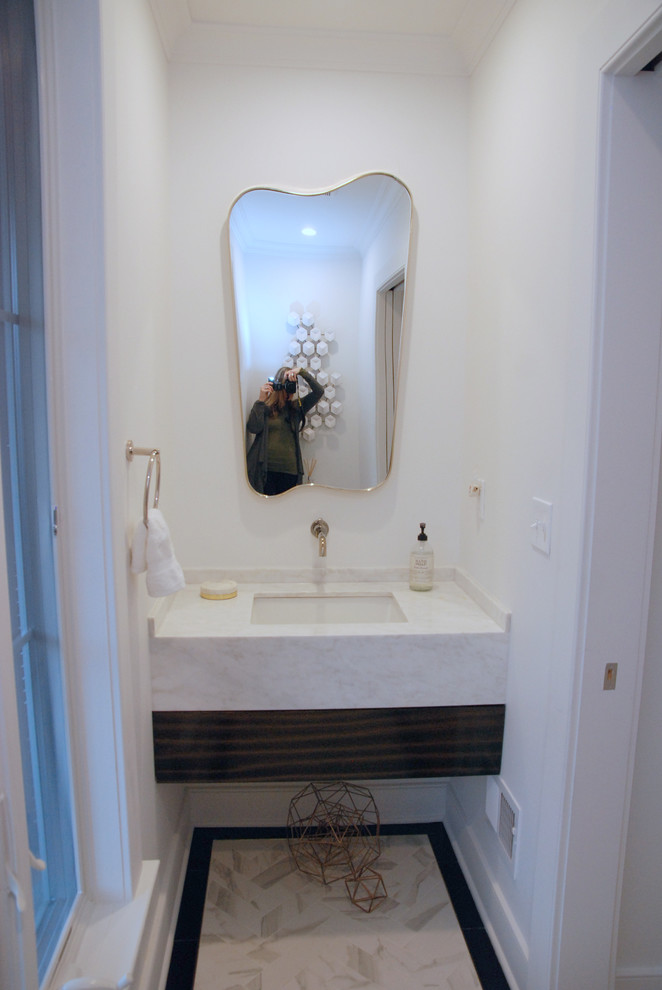 Idéer för att renovera ett litet funkis vit vitt toalett, med släta luckor, bruna skåp, en toalettstol med hel cisternkåpa, vita väggar, klinkergolv i keramik, ett undermonterad handfat, marmorbänkskiva och beiget golv