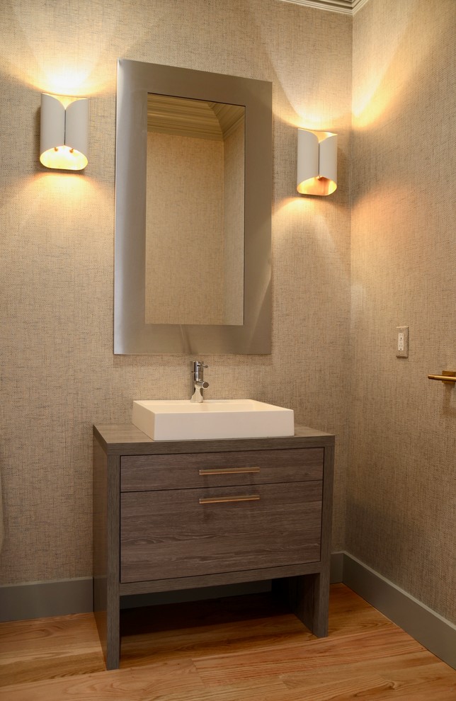 Idée de décoration pour un WC et toilettes minimaliste en bois brun de taille moyenne avec un placard à porte plane, un plan de toilette en bois, un mur beige, parquet clair, une vasque, un sol beige et un plan de toilette marron.