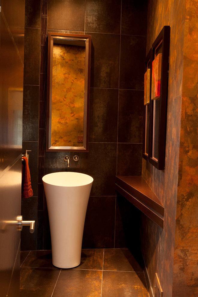 Idee per un piccolo bagno di servizio minimal con piastrelle marroni, pareti marroni e lavabo a colonna