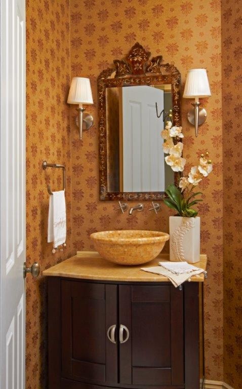 Réalisation d'un petit WC et toilettes design en bois foncé avec un placard à porte plane, WC à poser, un carrelage beige, des carreaux de porcelaine, un mur beige, un sol en carrelage de porcelaine, une vasque et un plan de toilette en marbre.