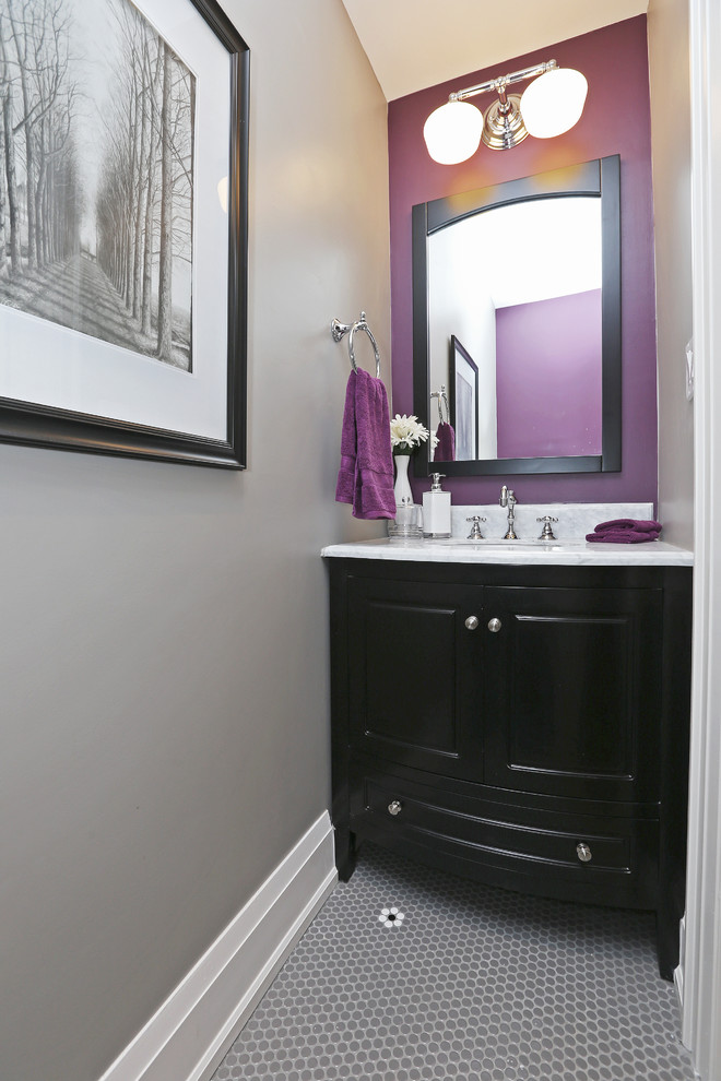 Kleine Klassische Gästetoilette mit profilierten Schrankfronten, schwarzen Schränken, lila Wandfarbe, Porzellan-Bodenfliesen, Unterbauwaschbecken, grauem Boden, weißer Waschtischplatte und Marmor-Waschbecken/Waschtisch in Toronto