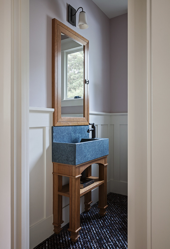 На фото: туалет среднего размера в стиле кантри с фиолетовыми стенами, консольной раковиной и разноцветным полом с