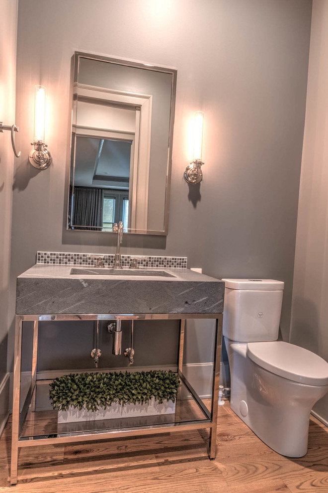 Kleine Moderne Gästetoilette mit Toilette mit Aufsatzspülkasten, grauer Wandfarbe, hellem Holzboden, Waschtischkonsole und beigem Boden in Atlanta