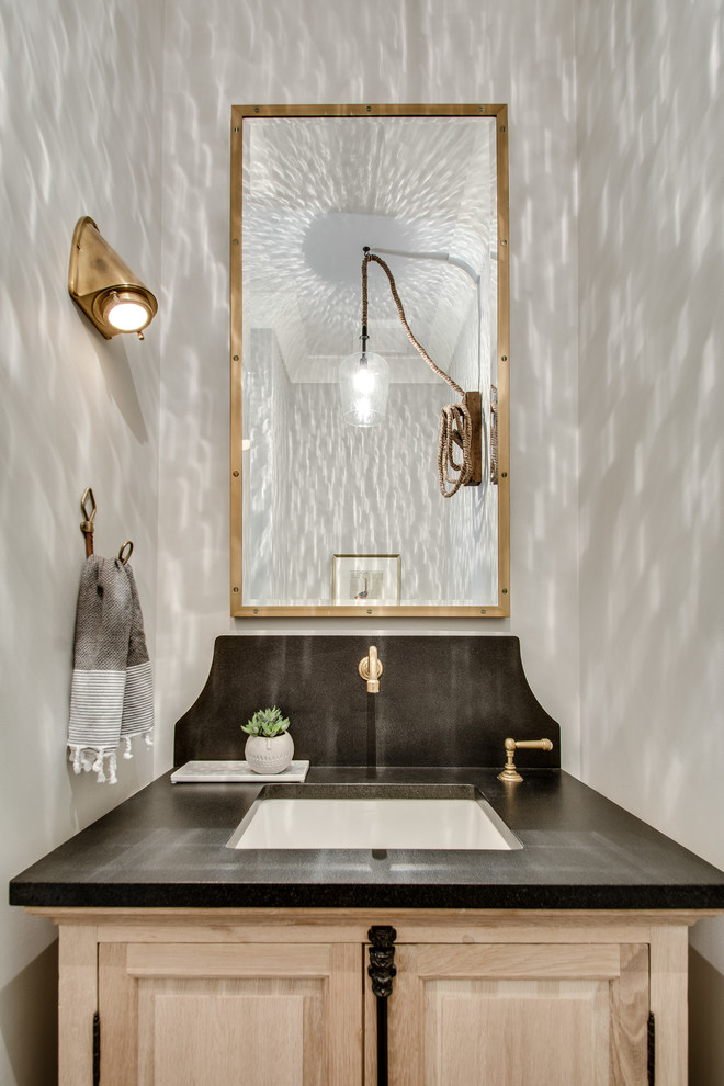 На фото: туалет в стиле кантри с фасадами с выступающей филенкой, светлыми деревянными фасадами, раздельным унитазом и серыми стенами с