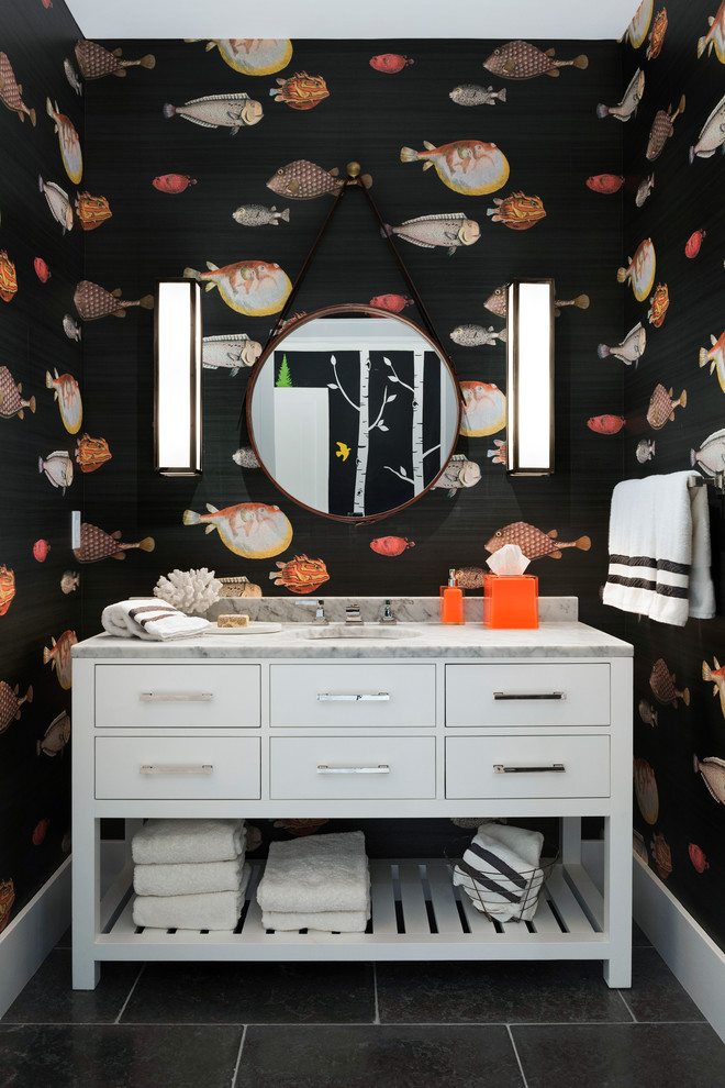 Immagine di un bagno di servizio chic con lavabo sottopiano, pavimento nero, pareti multicolore, consolle stile comò, ante bianche e top grigio