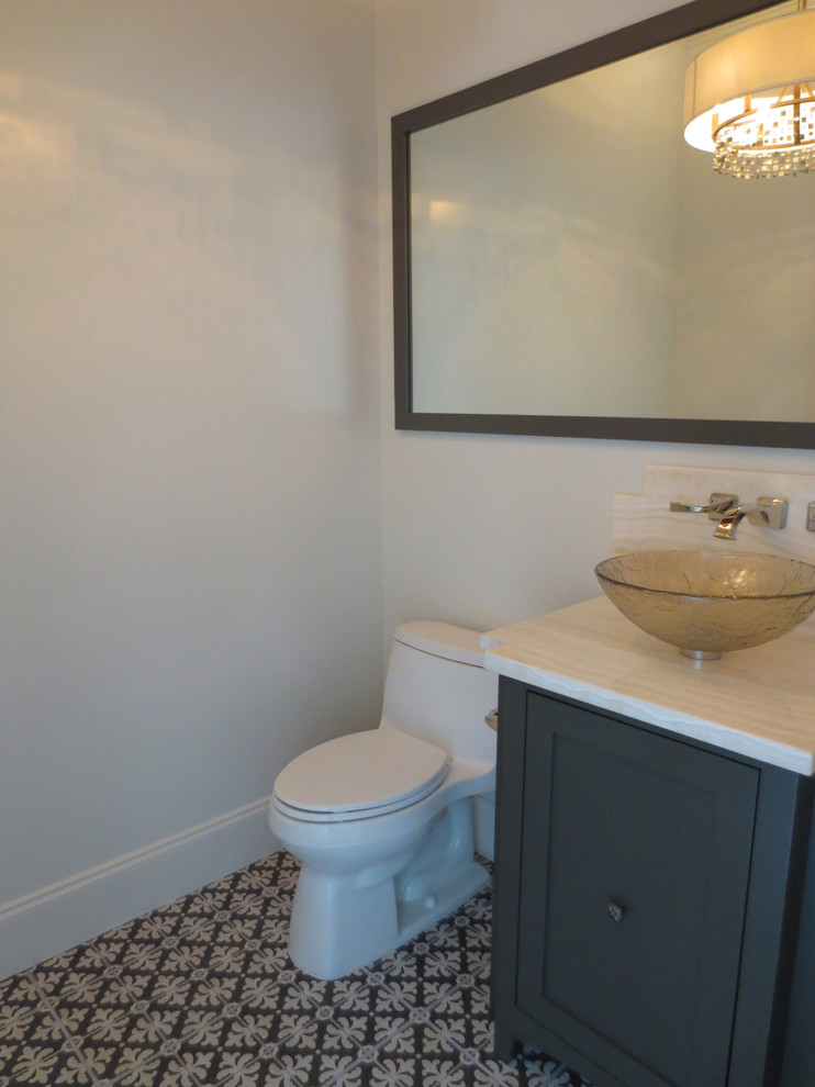 Exempel på ett mellanstort modernt toalett, med möbel-liknande, skåp i mörkt trä, vita väggar, mosaikgolv, ett fristående handfat och bänkskiva i onyx