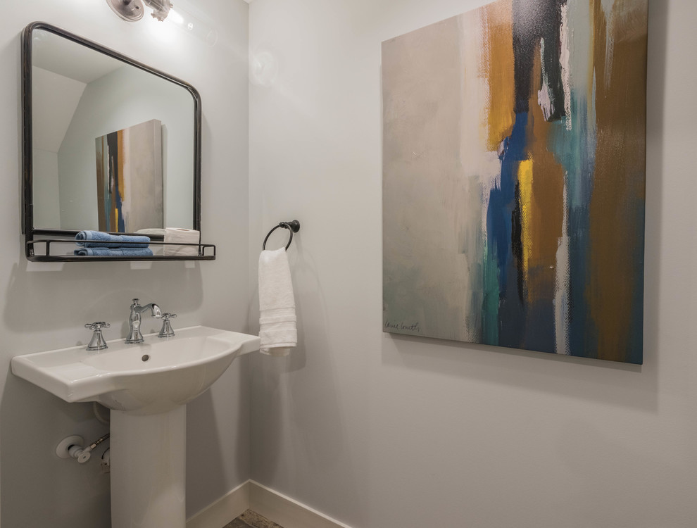 Kleine Landhaus Gästetoilette mit Wandtoilette mit Spülkasten, grauer Wandfarbe und Sockelwaschbecken in Minneapolis