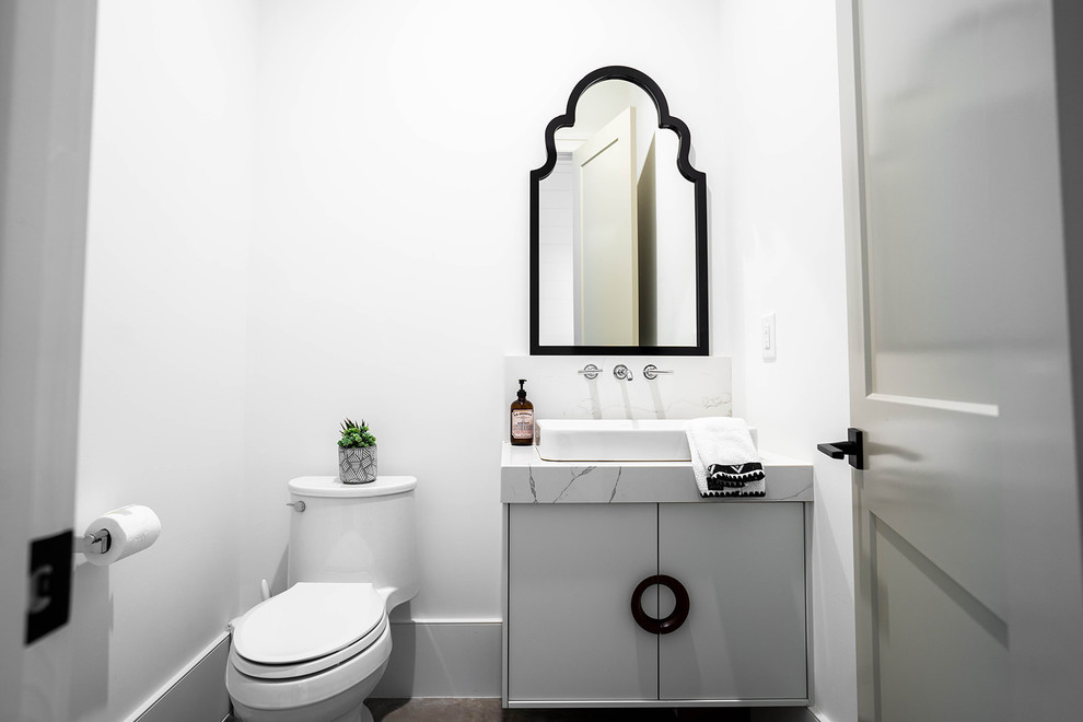 Ispirazione per un piccolo bagno di servizio moderno con ante lisce, ante bianche, WC monopezzo, pareti bianche, lavabo a bacinella, top in quarzite e top bianco