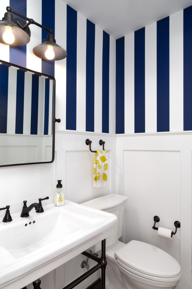 Стильный дизайн: туалет в стиле кантри с разноцветными стенами и консольной раковиной - последний тренд