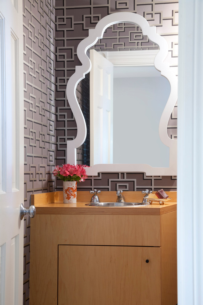 Esempio di un bagno di servizio minimalista con lavabo sottopiano, ante lisce, top in legno, pareti grigie e ante in legno chiaro