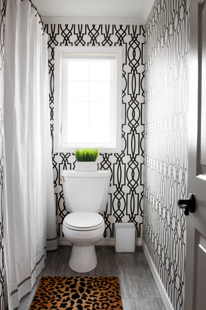 Idee per un bagno di servizio classico di medie dimensioni con WC a due pezzi, pareti multicolore e pavimento grigio