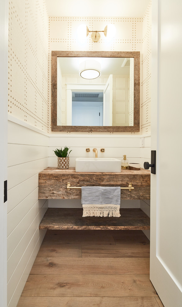 Maritime Gästetoilette mit beiger Wandfarbe, braunem Holzboden, Aufsatzwaschbecken, Waschtisch aus Holz, braunem Boden und brauner Waschtischplatte in Los Angeles