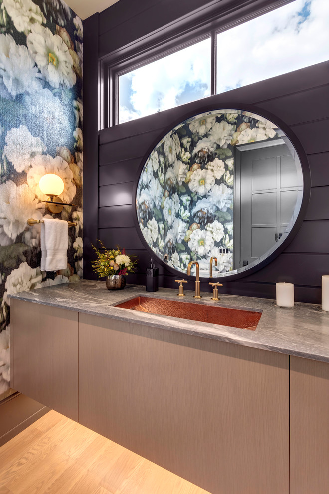 Foto di un bagno di servizio country con pareti nere, parquet chiaro, lavabo sottopiano, top in saponaria, top grigio, ante lisce, ante in legno chiaro e pavimento beige