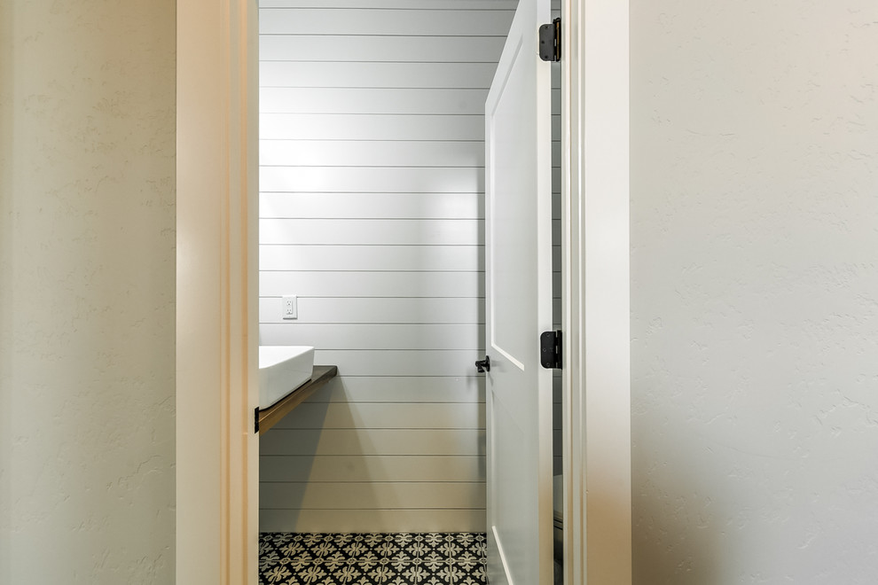Kleine Landhaus Gästetoilette mit Toilette mit Aufsatzspülkasten, weißer Wandfarbe, Keramikboden, Trogwaschbecken, Waschtisch aus Holz und schwarzem Boden in Boise
