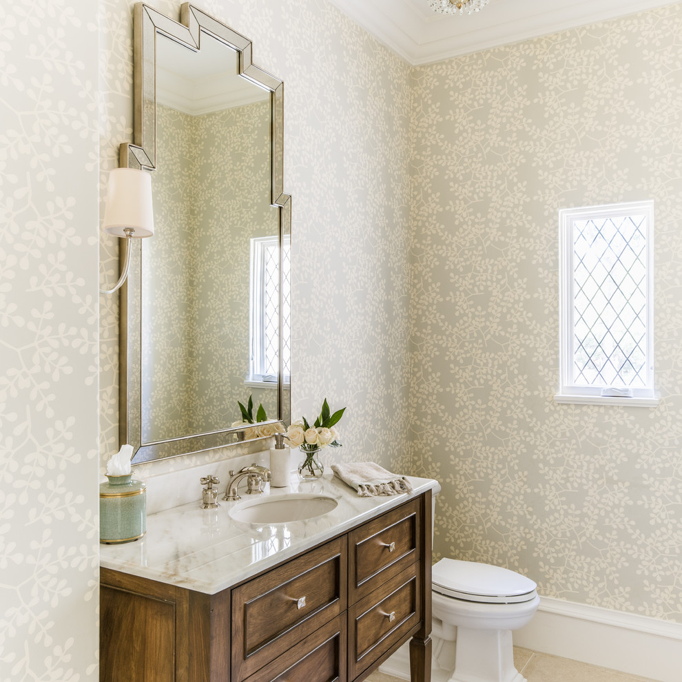 Immagine di un bagno di servizio con ante in stile shaker, ante in legno bruno, WC a due pezzi, pareti grigie, lavabo sottopiano, pavimento beige e top bianco
