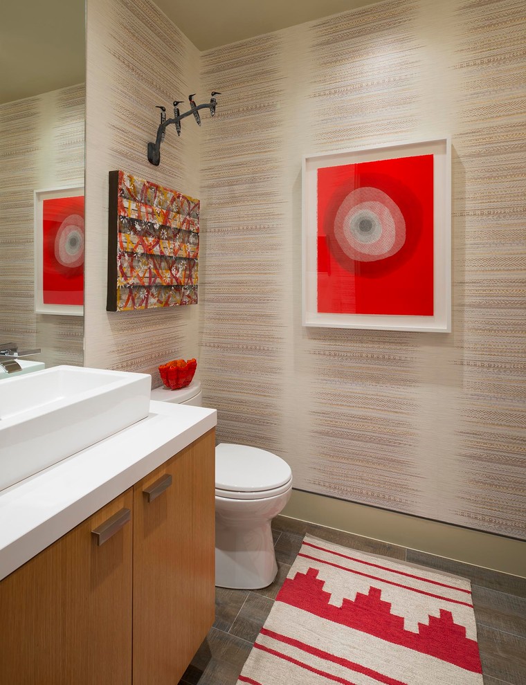 Immagine di un bagno di servizio minimalista di medie dimensioni con ante lisce, ante in legno scuro, WC monopezzo, pareti beige, pavimento in gres porcellanato, lavabo a bacinella e top in quarzite