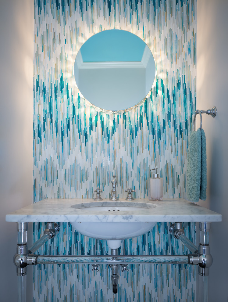 Ispirazione per un bagno di servizio contemporaneo con lavabo sottopiano, piastrelle blu e piastrelle a listelli