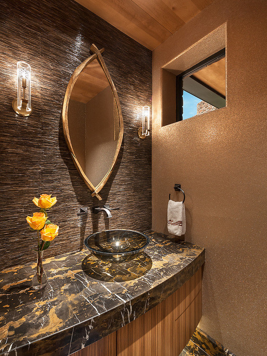 Modern inredning av ett stort toalett, med möbel-liknande, skåp i ljust trä, beige kakel, stenkakel, beige väggar, marmorgolv, ett undermonterad handfat och granitbänkskiva