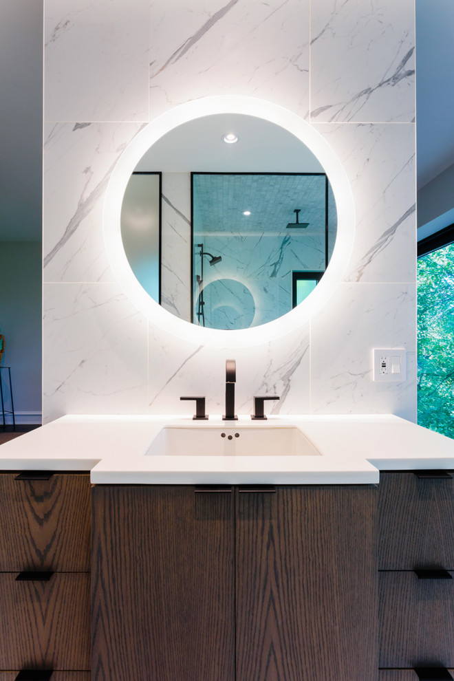 Inspiration för stora moderna vitt toaletter, med möbel-liknande, skåp i mörkt trä, svart och vit kakel och marmorbänkskiva