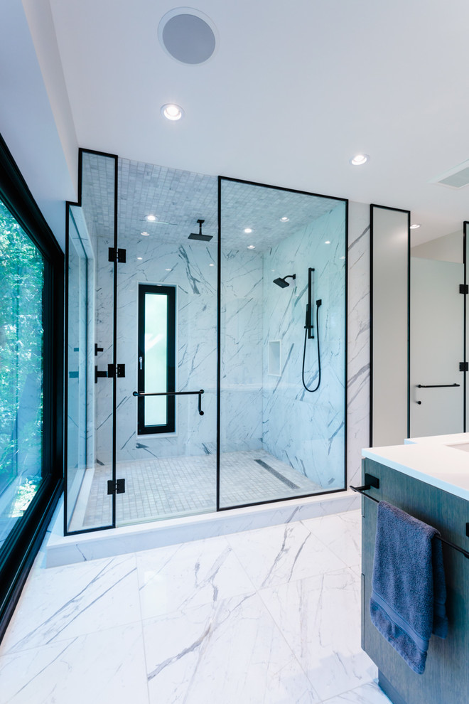Idee per una grande stanza da bagno minimal con consolle stile comò, ante in legno bruno, pistrelle in bianco e nero, top in marmo e top bianco