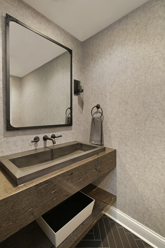 Exempel på ett mellanstort modernt brun brunt toalett, med grå väggar, klinkergolv i keramik, ett fristående handfat, bänkskiva i kvartsit och grått golv