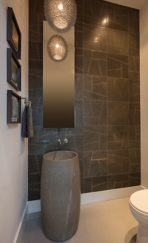 Inredning av ett modernt mellanstort toalett, med grå kakel, kakel i metall, grå väggar, betonggolv, ett piedestal handfat och grått golv