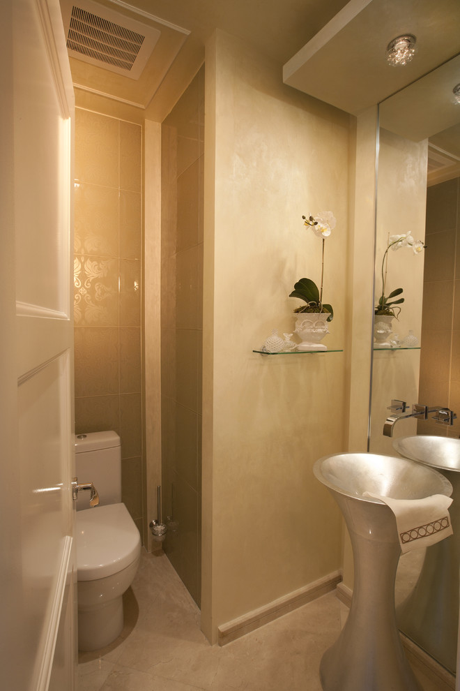 Свежая идея для дизайна: туалет в современном стиле с раковиной с пьедесталом - отличное фото интерьера