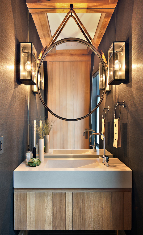 Inspiration pour un WC et toilettes chalet en bois brun avec un mur gris et un lavabo intégré.