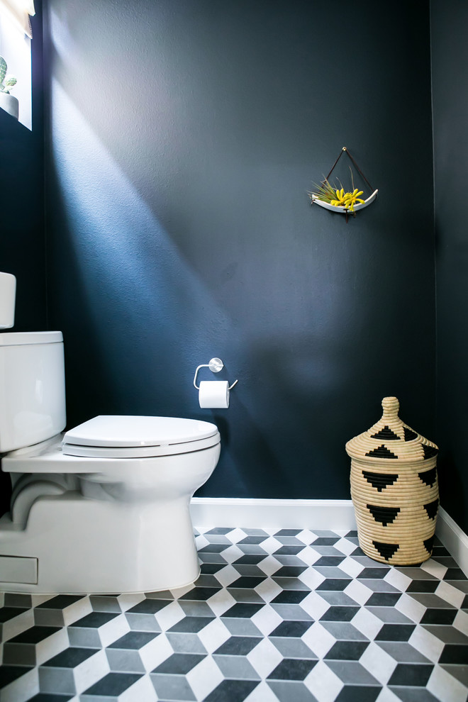 Diseño de aseo moderno pequeño con sanitario de dos piezas, baldosas y/o azulejos multicolor, paredes negras y suelo de azulejos de cemento