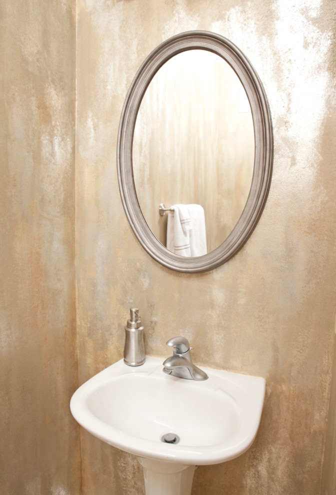 Ispirazione per un piccolo bagno di servizio moderno con WC monopezzo, pareti multicolore e pavimento in gres porcellanato