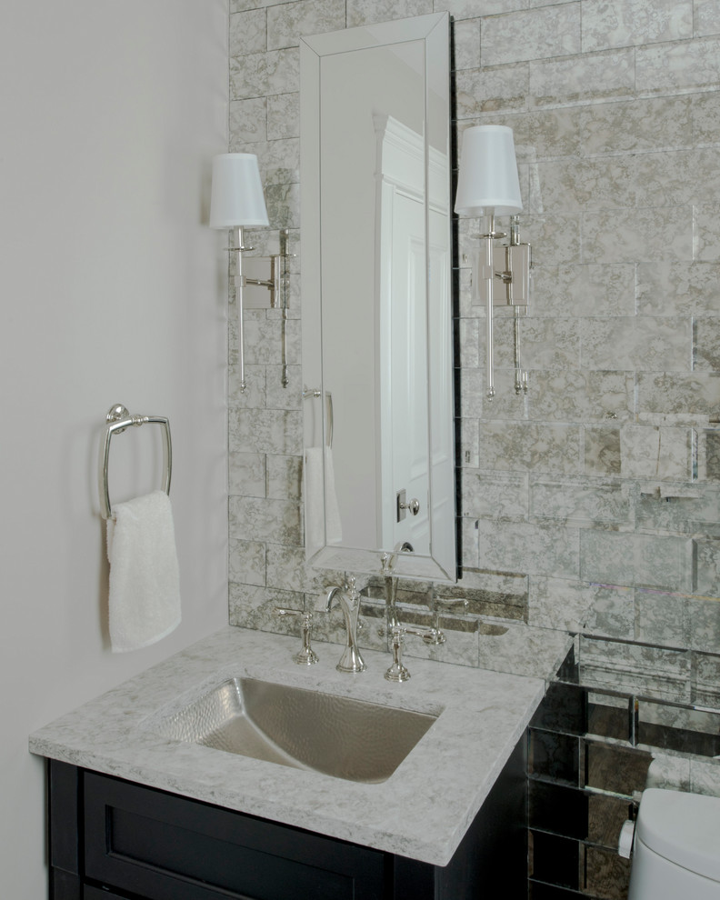 Aménagement d'un petit WC et toilettes moderne en bois foncé avec un placard avec porte à panneau encastré, un carrelage gris, un carrelage de pierre, un mur blanc, un lavabo encastré et un plan de toilette en quartz.