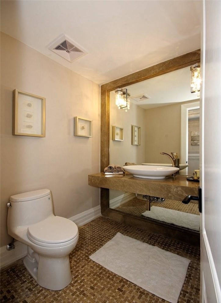 Mittelgroße Klassische Gästetoilette mit Toilette mit Aufsatzspülkasten, beigen Fliesen, beiger Wandfarbe, Keramikboden, Aufsatzwaschbecken, Marmor-Waschbecken/Waschtisch, beigem Boden und brauner Waschtischplatte in Toronto